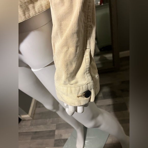 Abercrombie & Fitch - Picture 6 of 11